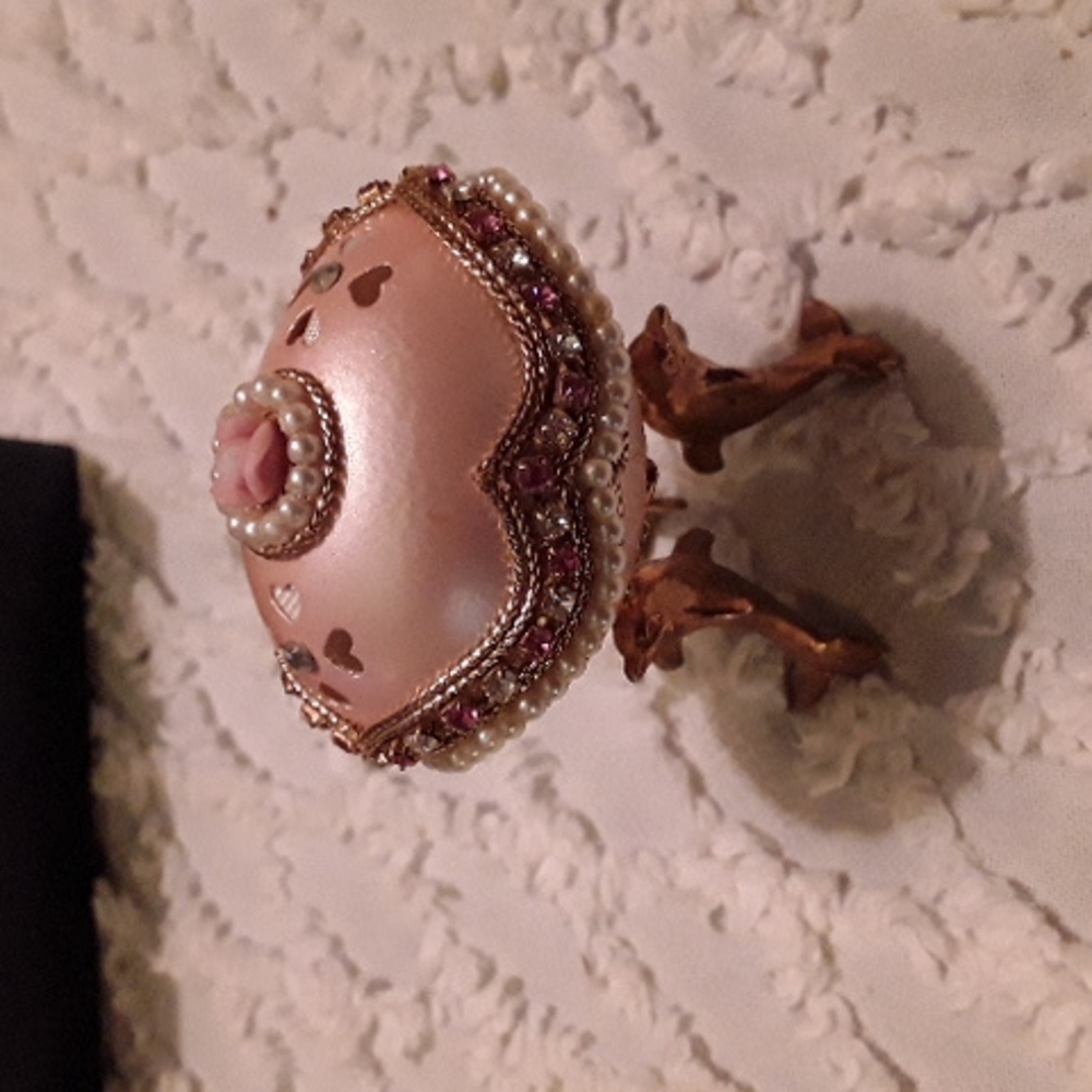 Vintage kingspoint designs egg with dolphin legs (rare)